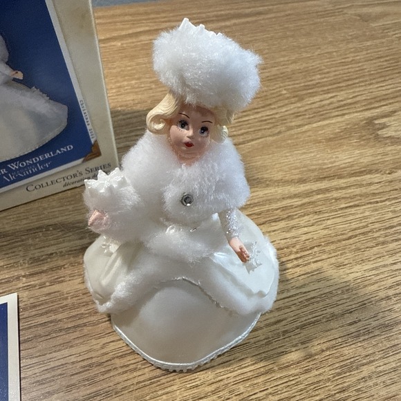HALLMARK Keepsake 2002 Winter Wonderland Madame Alexander Collectors Series - Picture 5 of 9